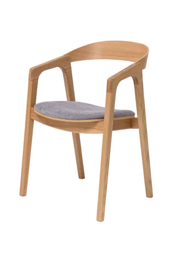 Krzesło z podłokietnikami Brando łączy elegancki design, naturalne piękno masywnego dębu i doskonały komfort. Dzięki białej tkaninie o delikatnej strukturze działa przytulnie, nowocześnie i luksusowo jednocześnie. Idealny wybór dla tych, którzy chcą wnieść do swojego wnętrza ponadczasowy styl i ciepło domu.