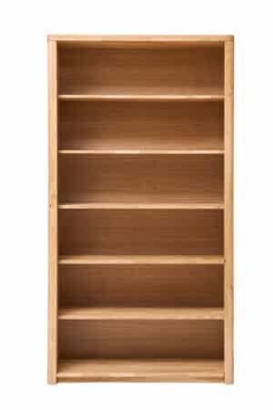 Dębowa biblioteczka z litego drewna Lausanne Wild 2 wyróżnia się naturalnym pięknem dębu dzikiego, wyraźnym usłojeniem i elegancko zaokrąglonymi liniami. Pięć stałych półek oferuje mnóstwo miejsca na książki, dekoracje i przedmioty osobiste.