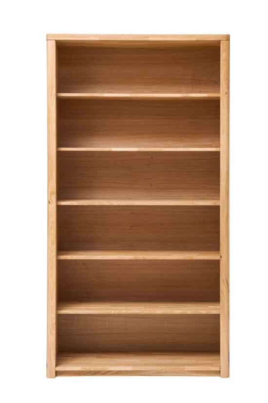 Dębowa biblioteczka z litego drewna Lausanne Wild 2 wyróżnia się naturalnym pięknem dębu dzikiego, wyraźnym usłojeniem i elegancko zaokrąglonymi liniami. Pięć stałych półek oferuje mnóstwo miejsca na książki, dekoracje i przedmioty osobiste.