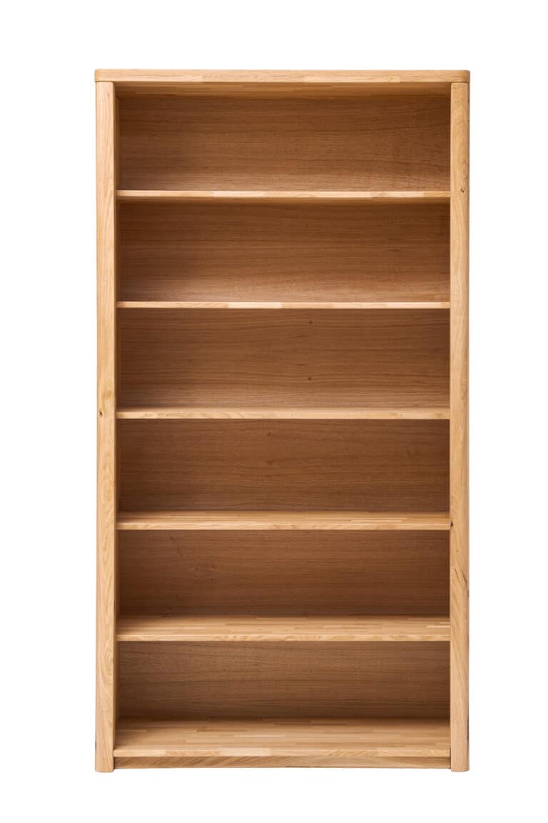 Dębowa biblioteczka z litego drewna Lausanne Wild 2 wyróżnia się naturalnym pięknem dębu dzikiego, wyraźnym usłojeniem i elegancko zaokrąglonymi liniami. Pięć stałych półek oferuje mnóstwo miejsca na książki, dekoracje i przedmioty osobiste.