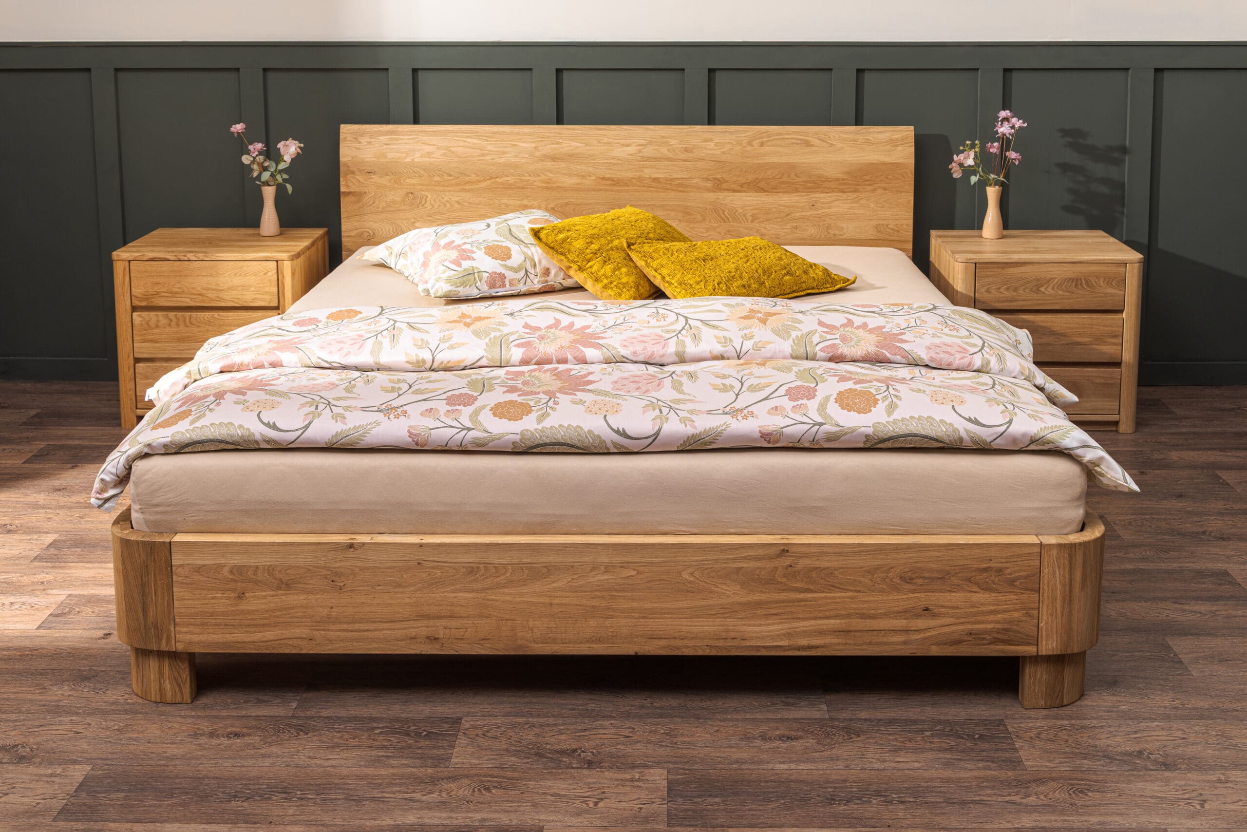 Prawdziwy lity dąb, który zmieni sypialnię w elegancką oazę spokoju. Dębowe łóżko Lausanne Wild 180 × 200 cm z dębu dzikiego wyróżnia się wyraźnym usłojeniem i zaokrąglonymi liniami. Stylowa podstawa sypialni, łącząca naturalny materiał, komfort i rzetelne wykonanie.