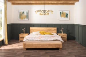 Prawdziwy lity dąb, który zmieni sypialnię w elegancką oazę spokoju. Dębowe łóżko Lausanne Wild 180 × 200 cm z dębu dzikiego wyróżnia się wyraźnym usłojeniem i zaokrąglonymi liniami. Stylowa podstawa sypialni, łącząca naturalny materiał, komfort i rzetelne wykonanie.