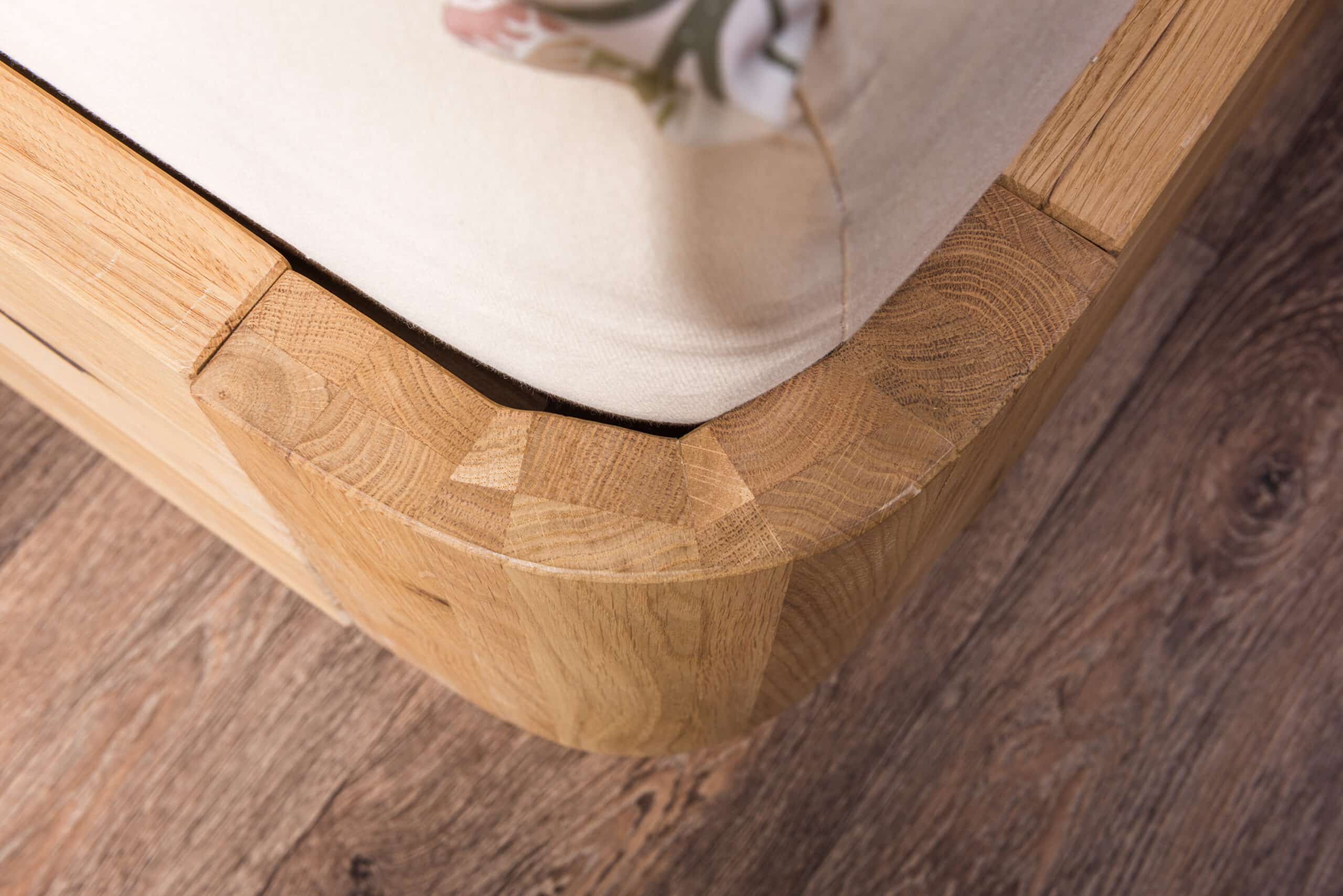 Prawdziwy lity dąb, który zmieni sypialnię w elegancką oazę spokoju. Dębowe łóżko Lausanne Wild 180 × 200 cm z dębu dzikiego wyróżnia się wyraźnym usłojeniem i zaokrąglonymi liniami. Stylowa podstawa sypialni, łącząca naturalny materiał, komfort i rzetelne wykonanie.