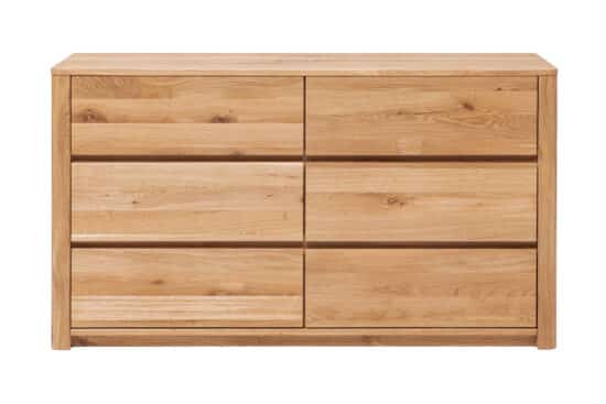 Dębowa komoda Lausanne Wild 6Z łączy piękno naturalnego dębu dzikiego z eleganckim i ponadczasowym designem. Wyraźne usłojenie drewna, zaokrąglone krawędzie i solidna konstrukcja z litego drewna nadają komodzie luksusowy wygląd i indywidualny charakter.