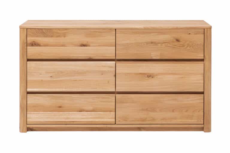 Dębowa komoda Lausanne Wild 6Z łączy piękno naturalnego dębu dzikiego z eleganckim i ponadczasowym designem. Wyraźne usłojenie drewna, zaokrąglone krawędzie i solidna konstrukcja z litego drewna nadają komodzie luksusowy wygląd i indywidualny charakter.