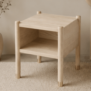 Walora natural wnosi do wnętrza harmonię litego drewna i eleganckich złotych akcentów. Każdy detal, od wyraźnego usłojenia jesionu po zaokrąglone nogi ze złotymi końcówkami, podkreśla jego wyjątkowy charakter. Idealny wybór do przytulnej i stylowej sypialni.