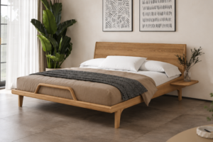 Nowoczesne łóżko z litego drewna jesionowego w eleganckim odcieniu dębu z wysokim wezgłowiem, stylową drewnianą ramą i oryginalnym detalem w przedniej części. Ciepły odcień dębu podkreśla naturalne usłojenie jesionu, a delikatnie zaokrąglone linie i lekka konstrukcja nadają łóżku ponadczasowy wygląd.